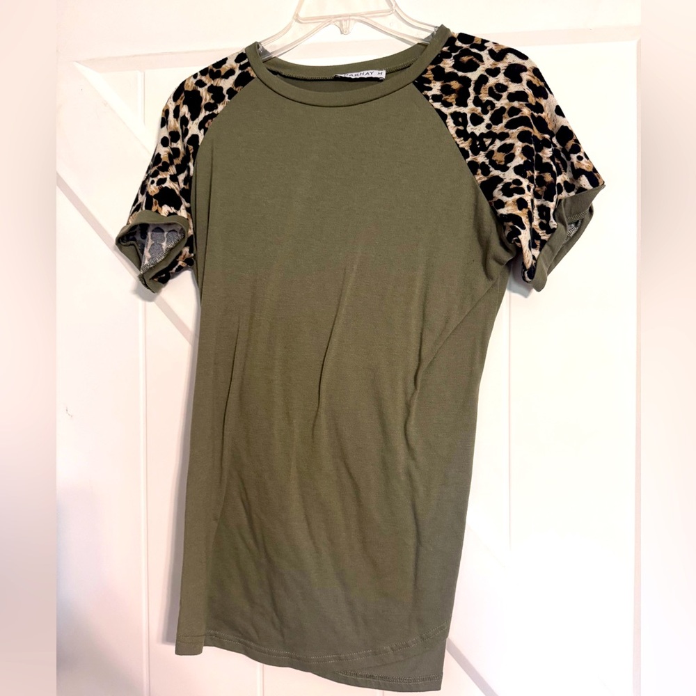 Short sleeved leopard top